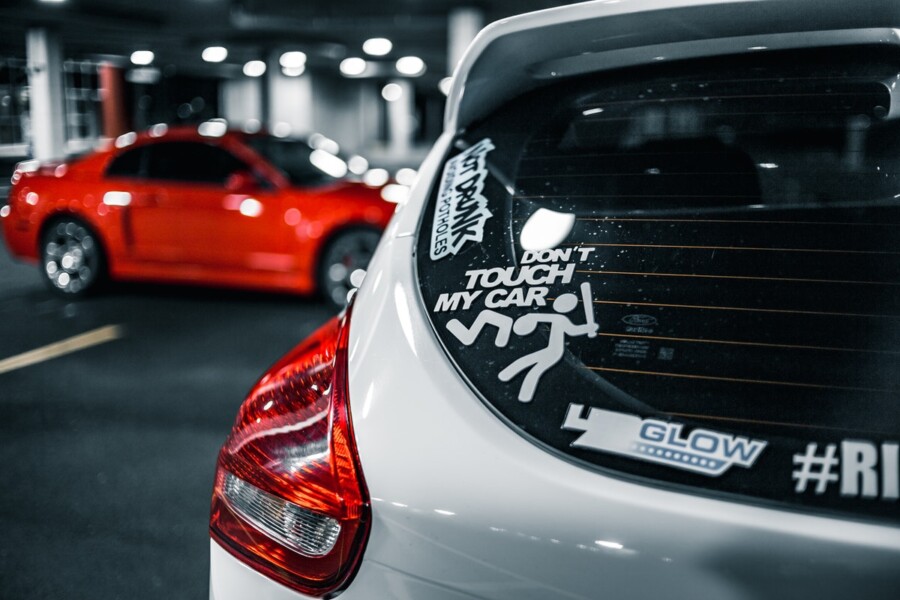 ¿Se puede circular con adhesivos en las lunas del coche?