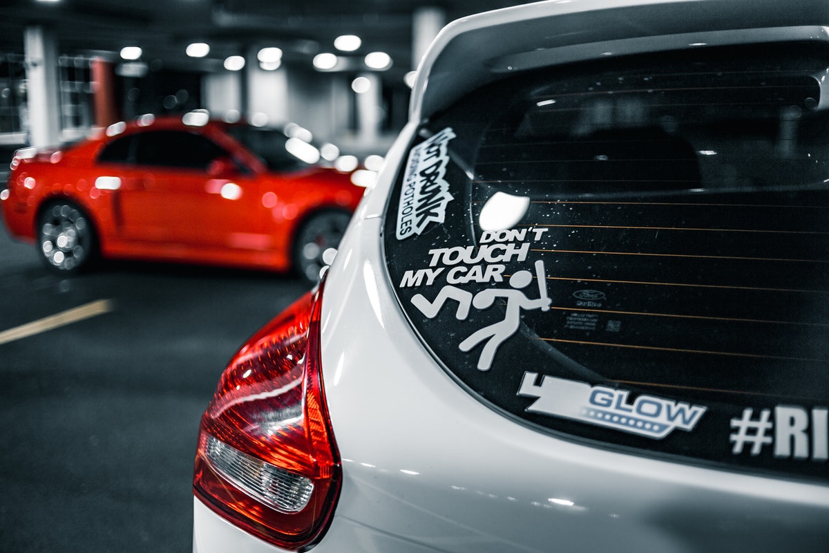 ¿Se puede circular con adhesivos en las lunas del coche?