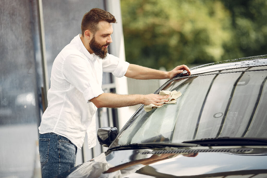 Dirt on the windshield: how to clean it correctly?