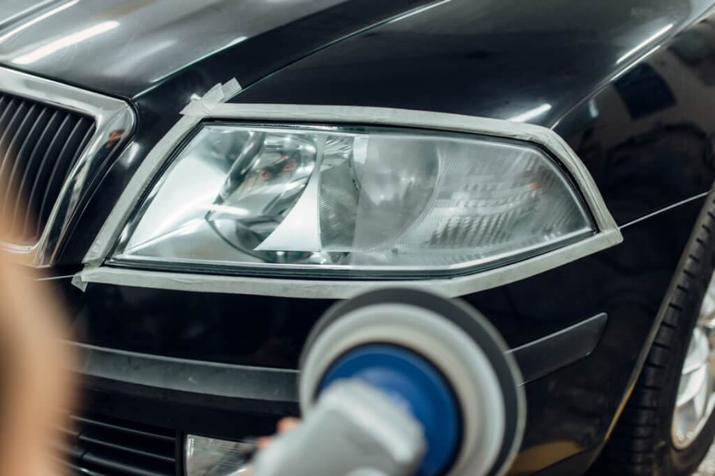 La importancia de acudir a talleres Ralarsa para tu pulido de faros