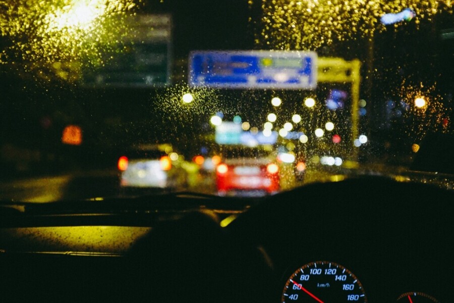 Com conduir si et sorprèn la pluja?